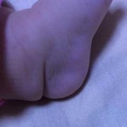 两个月的胎儿会动吗（宝宝两个月了脚有时会发抖怎么回事呢）