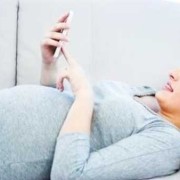 孕妇看手机对胎儿有影响吗（孕妇看手机对胎儿有影响吗?有辐射吗?）