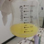 孕期奶水什么颜色（我想问一下、孕妇初乳是什么颜色）