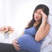 怀孕八个半月摔了一跤对肚子里的胎儿会有什么影响吗?我孕晚期了不小心摔了一跤会早产吗,胎儿在肚子里会不会生病