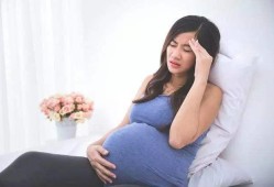 怀孕八个半月摔了一跤对肚子里的胎儿会有什么影响吗?我孕晚期了不小心摔了一跤会早产吗,胎儿在肚子里会不会生病
