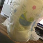 胎儿的尿泡（一个月大的宝宝冬天用什么尿不湿好）