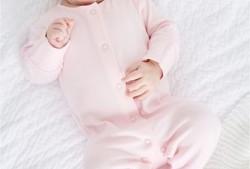 胎儿有衣（为什么宝宝衣服的袖子上有个口袋）