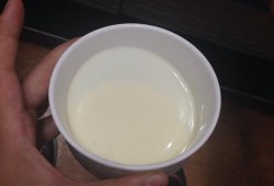 母乳刚开始出来怎么是透明的,孕期奶水透明是什么情况