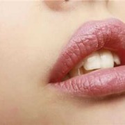孕妇涂口红忘记擦掉有影响吗,孕期一直涂口红到生产怎么办