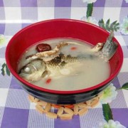 孕妇喝的鲫鱼汤的正确做法,孕期鲫鱼汤怎么做好吃营养