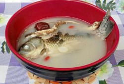 孕妇喝的鲫鱼汤的正确做法,孕期鲫鱼汤怎么做好吃营养