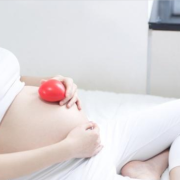 孕妇肚子硬邦邦的怎么回事,孕期觉得肚子紧紧的怎么回事