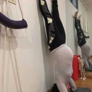 孕妇倒立对胎儿的影响（三岁孩子可以提着他的脚倒立吗）