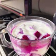 孕期能喝酸奶吗（孕妇能把酸奶和火龙果一起吃吗，你们觉得呢）