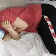 新生儿老是蜷腿睡觉是什么原因？该怎么帮宝宝调整正常呢,什么造成胎儿蜷缩厉害的原因