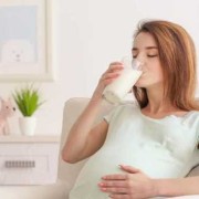 孕期喝牛奶（孕妇什么时间段喝牛奶最好？早上喝还是晚上喝好啊）