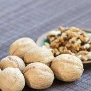 孕期吃什么对胎儿大脑发育好（孕妇在孕期怎样吃核桃好呢）