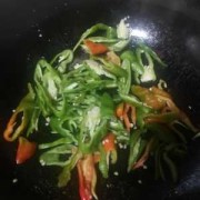 请问孕妇能吃辣椒吗?炒菜的时候喜欢放一点辣椒，没辣椒吃不下饭，怎么办才好,孕期每天吃辣条会对小宝宝有什么影响