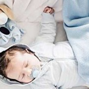 宝宝睡觉时间过多可以叫醒她吗,胎儿睡觉时会被吵醒吗视频