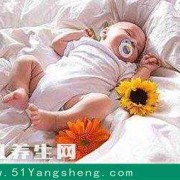 胎儿头朝上（宝宝晚上睡觉总是会把双手放在脑袋旁边，有时候脚还会向上伸，正常吗）