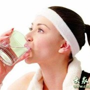 孕期喝水多好吗（孕妇半夜喝水的习惯好不好？会不会影响孩子）