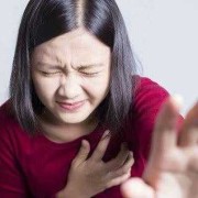 孕期乳房痛是按压时痛还是不碰也会痛,怀孕期乳房痛正常吗怎么办