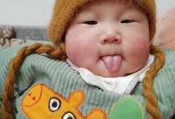 胎儿伸舌头（婴儿经常吐舌头是怎么回事）