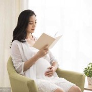 孕妇看书对胎儿有益吗（为什么九个多月婴儿喜欢看书）