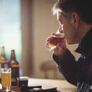 男人在备孕期间能适当喝点酒吗,备孕期间男的可以喝啤酒吗有影响吗