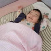 婴儿经常笑好不好呢？我家孩子三个多月了，在非常喜欢笑,三个半月胎儿图片男女真实图片