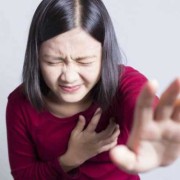 孕期心慌手抖（孕期心慌手抖是怎么回事）