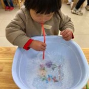 新生儿吹泡泡怎么回事？应该要为宝宝做些啥,胎儿在肚子里吹泡泡图片