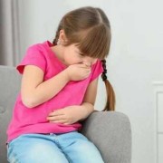 产妇上吐下泻她奶水小孩能吃吗,孕妇上吐下泻影响胎儿吗