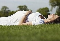 孕期晒太阳（孕期晒太阳需要把肚皮露出来吗）