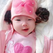 胎儿在肚子里会笑吗（2个月宝宝还不爱笑，逗半天也不笑）