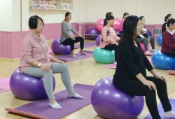 孕妇瑜伽球助产怎么做,孕期瑜伽课程