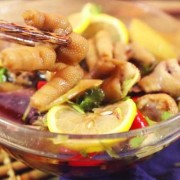 孕妇吃鸡爪对胎儿好吗（孕妇可否吃酸辣鸡爪?怀孕之后一直没什么胃口，婆婆自己弄了酸辣的鸡爪，不知道能不能吃呢）