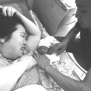 用力打肚子胎儿死（用力打肚子胎儿死了正常吗）