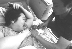 用力打肚子胎儿死（用力打肚子胎儿死了正常吗）