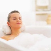 孕期热水澡（怀孕期间能用盐水洗澡吗）