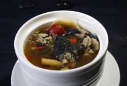 孕期乌鸡汤（孕期乌鸡汤怎么炖最有营养补血）