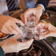怀孕期喝酒（请问孕妇怀孕六个月可以喝酒吗）
