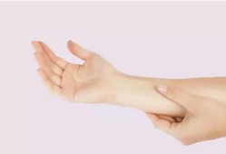 孕期手腕（孕妇晚上睡觉手发麻是怎么回事呢？这样的情况要怎么做才能改善）