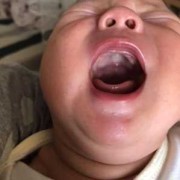 胎儿伸舌头（婴儿经常吐舌头是怎么回事）