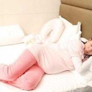 孕妇睡觉时胎儿在干嘛（宝宝晚上睡觉肚子总是咕噜噜的响）