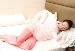 孕妇睡觉时胎儿在干嘛（宝宝晚上睡觉肚子总是咕噜噜的响）