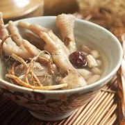 孕期能吃花生吗（孕妇可以吃鸡脚花生汤吗?怀孕三个月多了，吃什么对胎儿发育好）