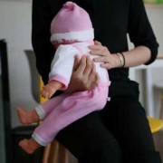 胎儿肌张力1分的原因（宝宝1个月竖着拍嗝时总是抬脑瓜正常吗）