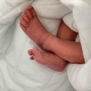 小孩五岁才30斤,胎儿5斤多正常吗