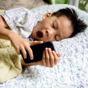 孩子睡了大人玩手机对小孩好吗,胎儿几个月就不怕辐射