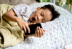 孩子睡了大人玩手机对小孩好吗,胎儿几个月就不怕辐射