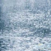 孕期梦见下大雨（出生时下大雨有什么预示吗）