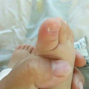 两个月的胎儿会动吗（宝宝两个月了脚有时会发抖怎么回事呢）