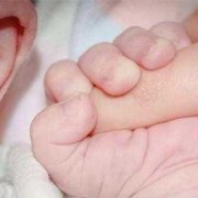 宝宝7个月经常手握拳头,胎儿握拳头有没有手指的区别